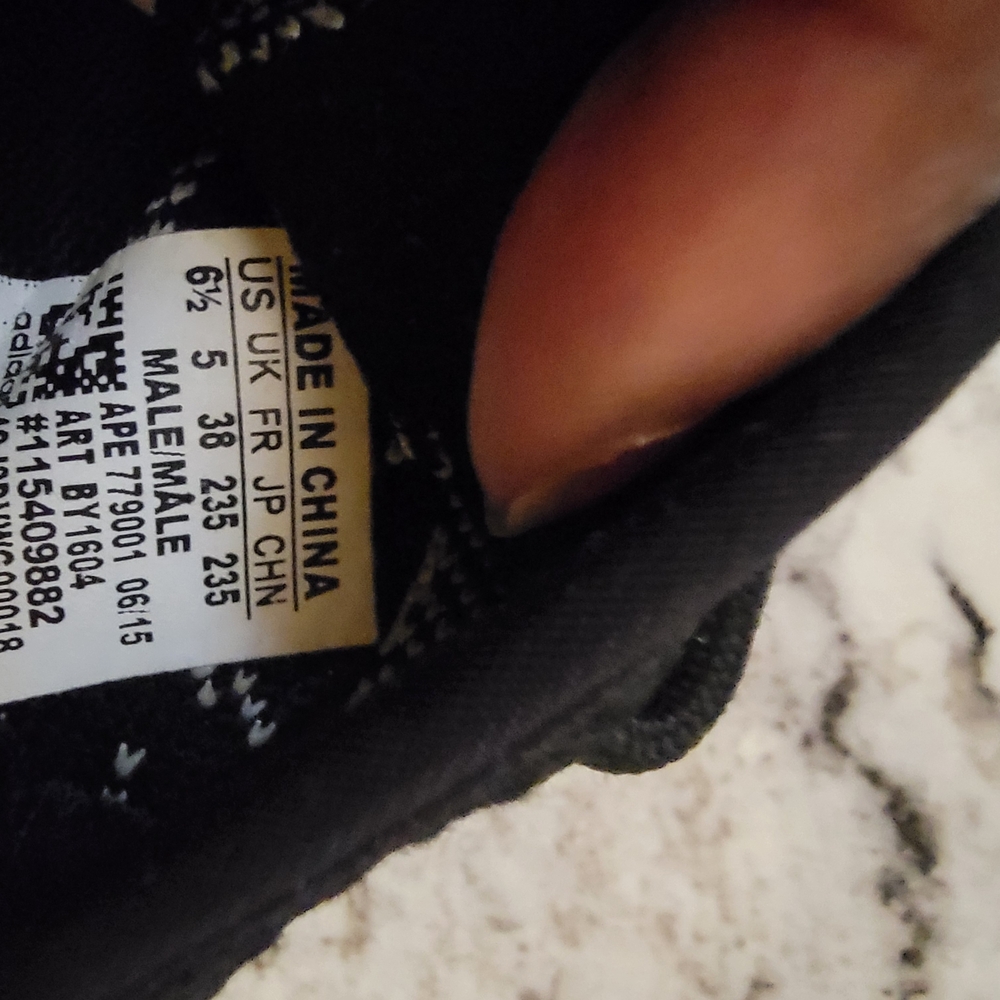 Yeezy Boost 350 V2 in Black and White $70 or BEST offer - Picture 5 of 9